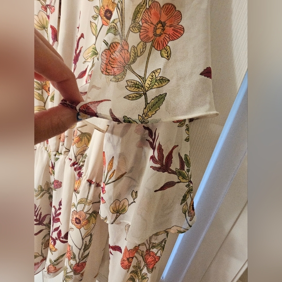 Sold.Guess Floral Romper. Size Large. - Picture 8 of 12